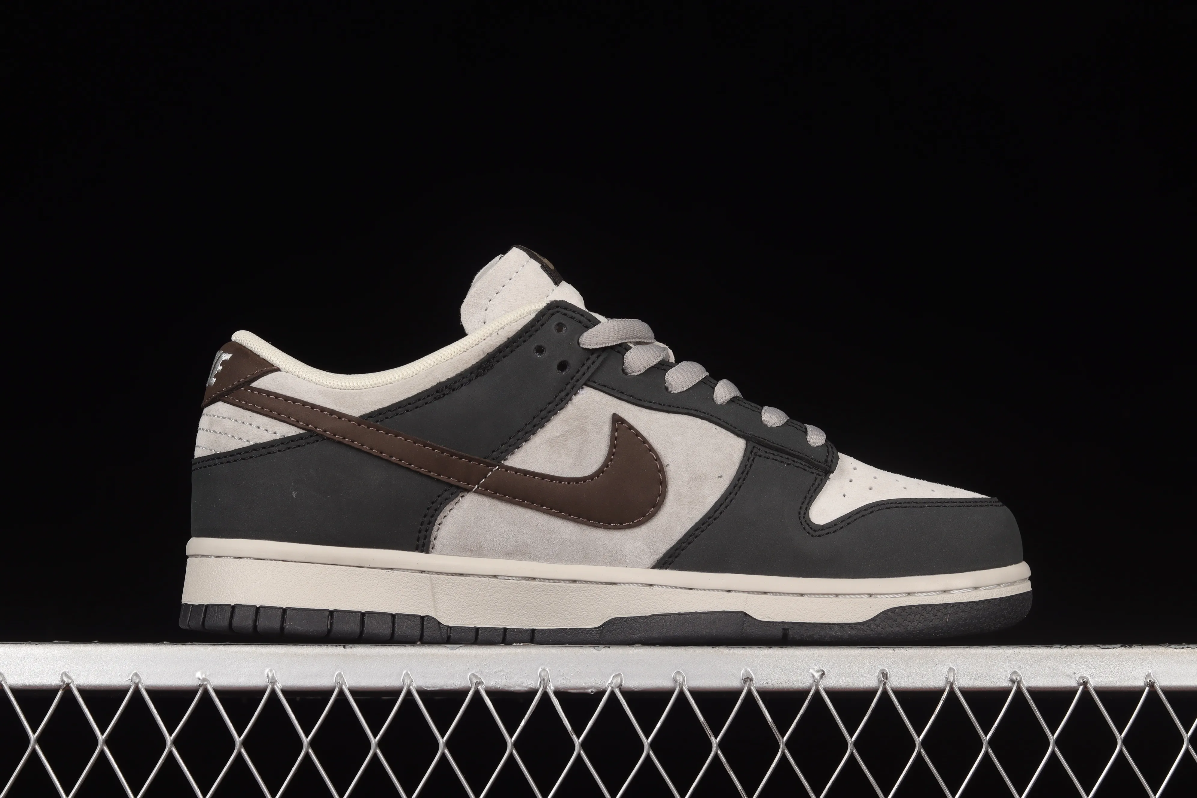 All Categories Nk SB Dunk Series Nk SB Dunk Low Low-top sneakers F version Otomo Katsuhiro x NK SB Dunk Low "Steamboy OST" Otomo Katsuhiro jointly branded SB low-top sports and leisure sneakers LF0039-002
